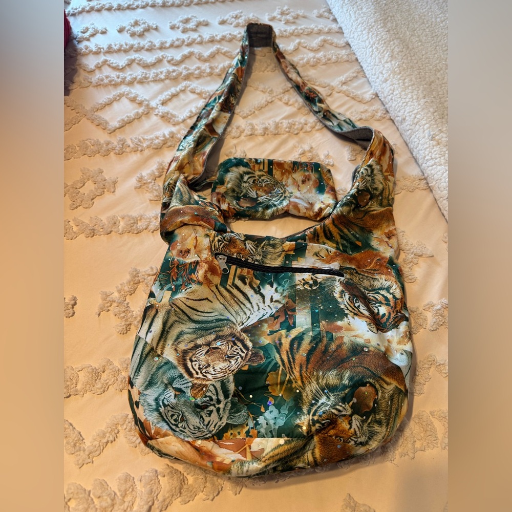 Vibrant 🐅 Tiger Animal Print Tote with Pouch😻
